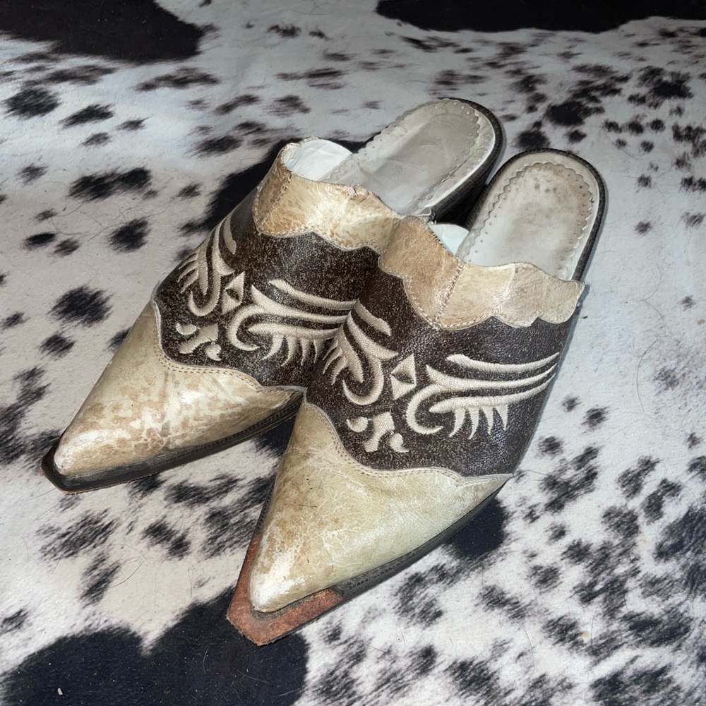These are cowgirl boot style shoes. The brand is Puro Cuero Leon GTO. Mexico.